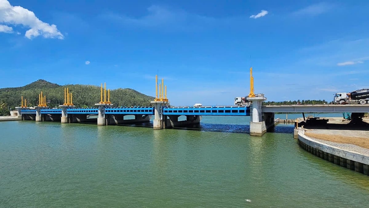 Hiện trường đập ngăn mặn sông Cái Nha Trang, tỉnh Khánh Hòa. Ảnh: Kim Sơ.