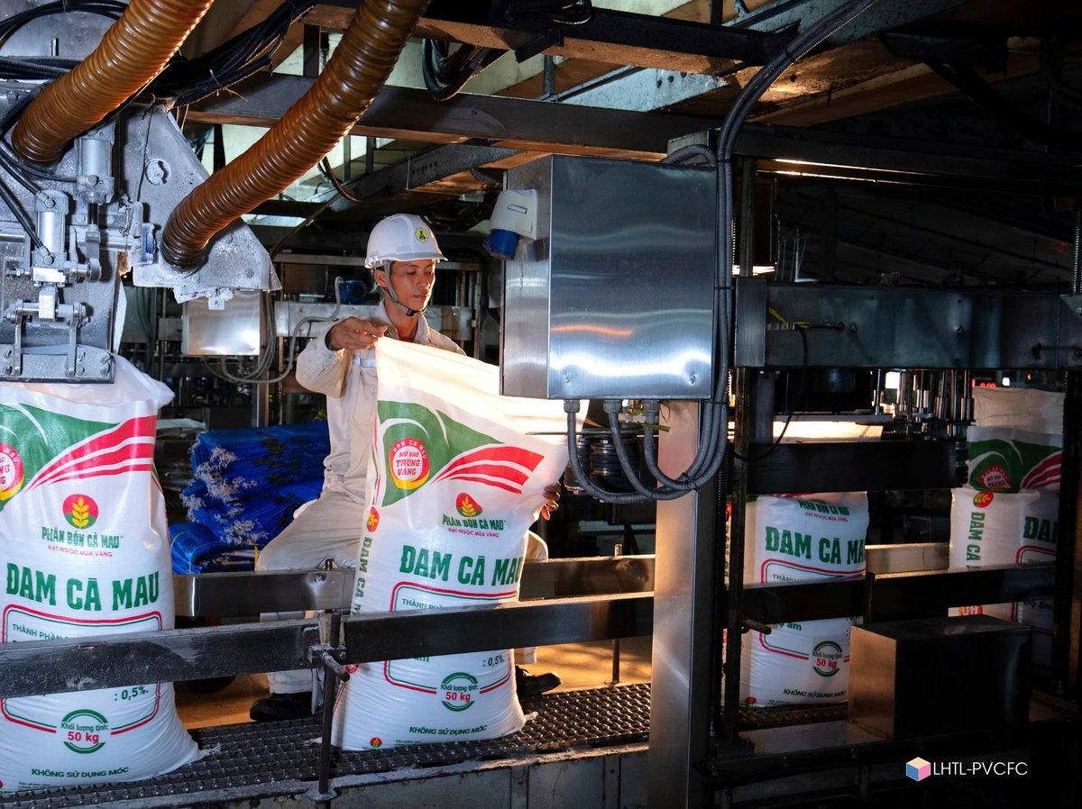 Doanh nghiệp kiểm soát tốt chi phí đầu vào, tối ưu hóa quy trình sản xuất và phân phối, qua đó nâng cao biên lợi nhuận gộp đáng kể so với cùng kỳ. Ảnh: PVCFC. Doanh nghiệp kiểm soát tốt chi phí đầu vào, tối ưu hóa quy trình sản xuất và phân phối, qua đó nâng cao biên lợi nhuận gộp đáng kể so với cùng kỳ. Ảnh: PVCFC.