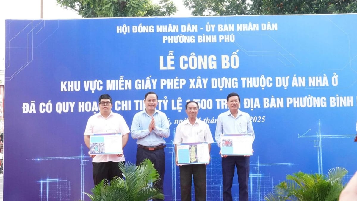 Phường Bình Phú công bố một số khu vực miễn giấy phép xây dựng. Ảnh: Viết Dũng. Phường Bình Phú công bố một số khu vực miễn giấy phép xây dựng. Ảnh: Viết Dũng.