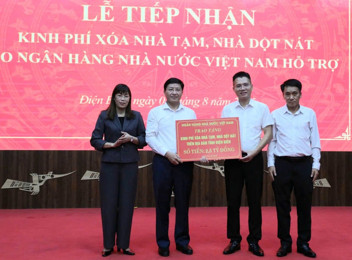 Đại diện lãnh đạo Ngân hàng Nhà nước khu vực 3 trao biểu trưng 2,5 tỷ cho tỉnh Điện Biên. Ảnh: Hoàng Châu. Đại diện lãnh đạo Ngân hàng Nhà nước khu vực 3 trao biểu trưng 2,5 tỷ cho tỉnh Điện Biên. Ảnh: Hoàng Châu.