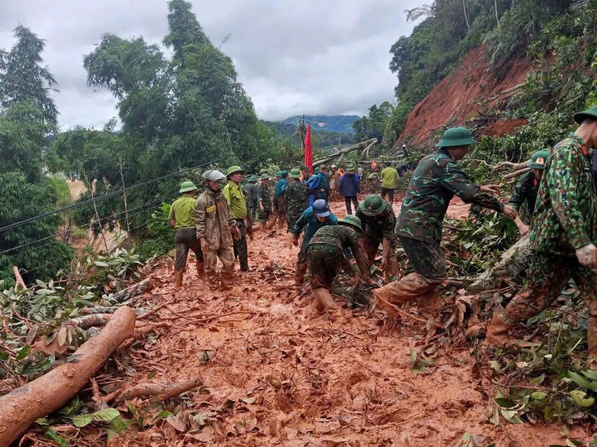 Các lực lượng dọn dẹp đất đá, cây đổ trên tuyến đường bị sạt lở tại xã Mường Luân, tỉnh Điện Biên. Ảnh: Trần Hương. Các lực lượng dọn dẹp đất đá, cây đổ trên tuyến đường bị sạt lở tại xã Mường Luân, tỉnh Điện Biên. Ảnh: Trần Hương.