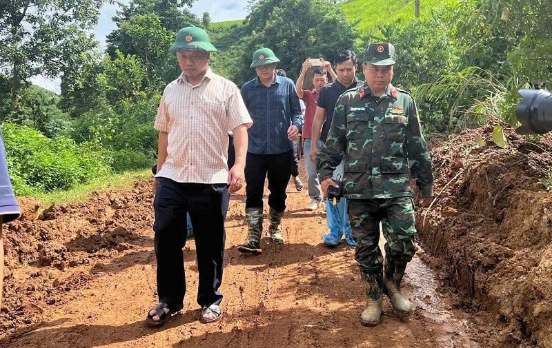 Ông Trần Tiến Dũng (người đi đầu áo trắng), Phó Bí thư Tỉnh ủy cùng đoàn công tác xuống hiện trường địa bàn các xã, nơi xảy ra lũ để động viên lực lượng và cùng nhân dân khắc phục hậu quả. Ảnh: Trần Hương. Ông Trần Tiến Dũng (người đi đầu áo trắng), Phó Bí thư Tỉnh ủy cùng đoàn công tác xuống hiện trường địa bàn các xã, nơi xảy ra lũ để động viên lực lượng và cùng nhân dân khắc phục hậu quả. Ảnh: Trần Hương.