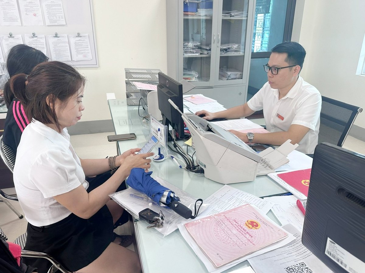 Nhiều thủ tục hành chính được giải quyết tại cơ sở giúp người dân tiết kiệm chi phí và thời gian. Ảnh: Bích Hợp. Nhiều thủ tục hành chính được giải quyết tại cơ sở giúp người dân tiết kiệm chi phí và thời gian. Ảnh: Bích Hợp.