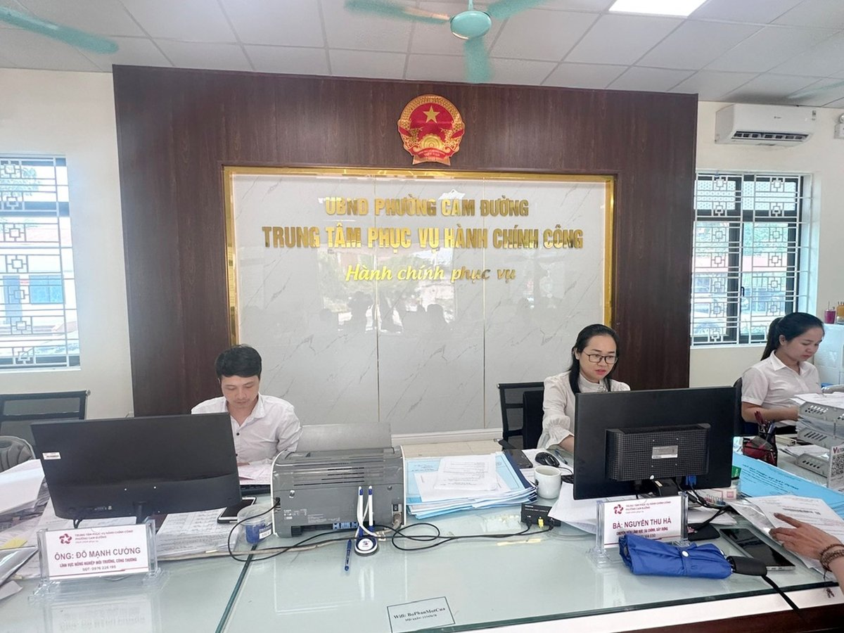 Cán bộ hành chính phường Cam Đường đang từng ngày nỗ lực học hỏi để phục vụ người dân tốt hơn. Ảnh: Bích Hợp. Cán bộ hành chính phường Cam Đường đang từng ngày nỗ lực học hỏi để phục vụ người dân tốt hơn. Ảnh: Bích Hợp.