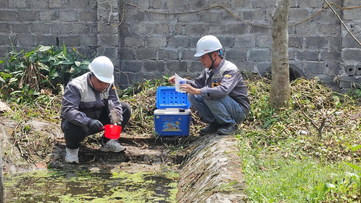Lực lượng chức năng lấy mẫu nước mặt tại vị trí các hộ dân bị ảnh hưởng bởi sự cố. Ảnh: Đinh Mười. Lực lượng chức năng lấy mẫu nước mặt tại vị trí các hộ dân bị ảnh hưởng bởi sự cố. Ảnh: Đinh Mười.