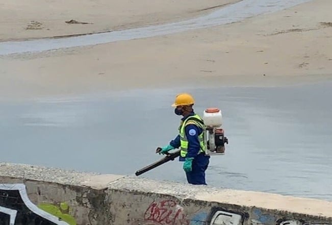 Công ty Thoát nước và Xử lý nước thải Đà Nẵng cử công nhân để xử lý mùi, thu gom rác thải. Ảnh: Lan Anh. Công ty Thoát nước và Xử lý nước thải Đà Nẵng cử công nhân để xử lý mùi, thu gom rác thải. Ảnh: Lan Anh.