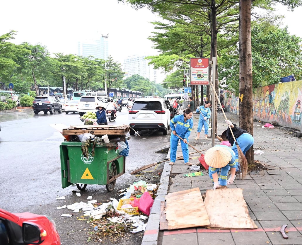 Các công nhân tích cực làm sạch lòng đường, vỉa hè. Ảnh: Ngọc Hiệp. Các công nhân tích cực làm sạch lòng đường, vỉa hè. Ảnh: Ngọc Hiệp.