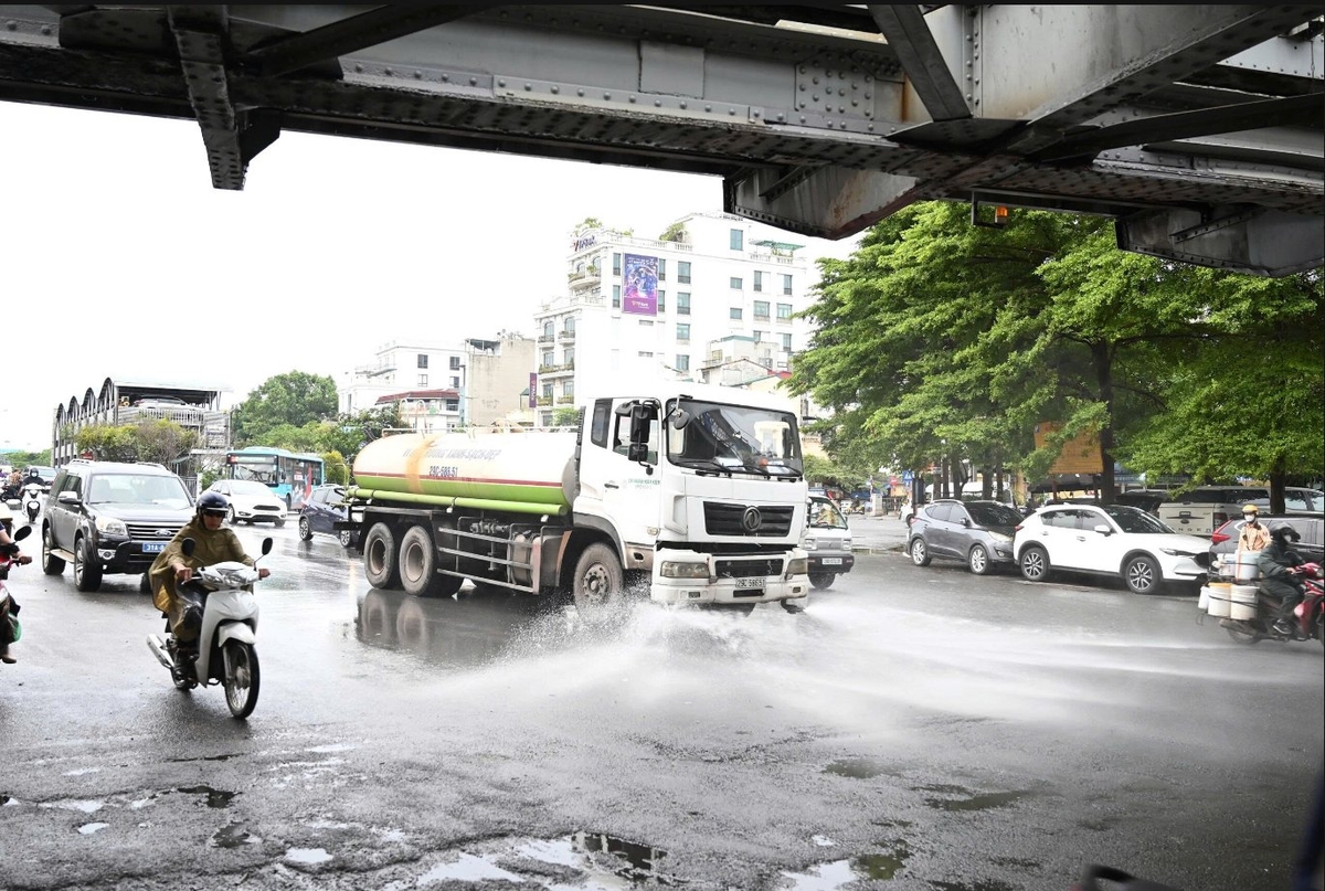 Sau khi quét dọn, thu gom rác, đơn vị thực hiện rửa đường bằng xe chuyên dụng rửa đường áp lực cao. Ảnh: Ngọc Hiệp. Sau khi quét dọn, thu gom rác, đơn vị thực hiện rửa đường bằng xe chuyên dụng rửa đường áp lực cao. Ảnh: Ngọc Hiệp.