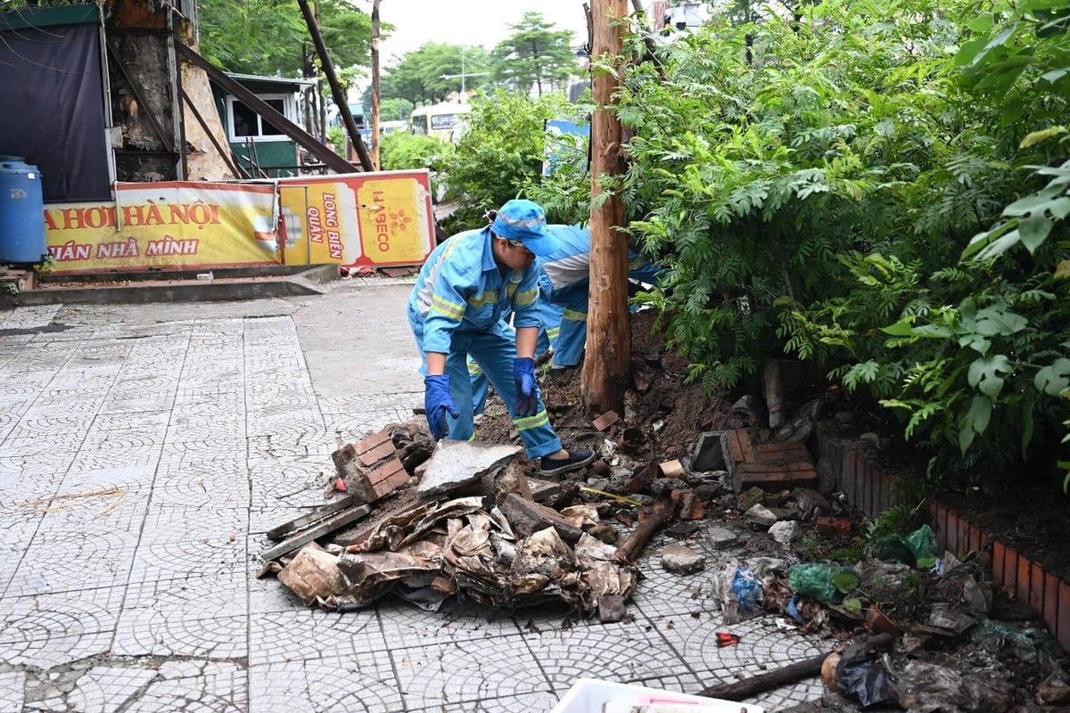 Công nhân xử lý điểm rác thải tồn lưu. Ảnh: Ngọc Hiệp. Công nhân xử lý điểm rác thải tồn lưu. Ảnh: Ngọc Hiệp.