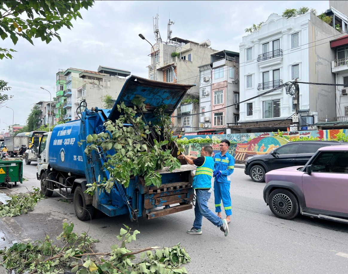 Công tác thu gom, vận chuyển rác được tổ chức khép kín, không để phát sinh tồn lưu sau ra quân. Ảnh: Ngọc Hiệp. Công tác thu gom, vận chuyển rác được tổ chức khép kín, không để phát sinh tồn lưu sau ra quân. Ảnh: Ngọc Hiệp.