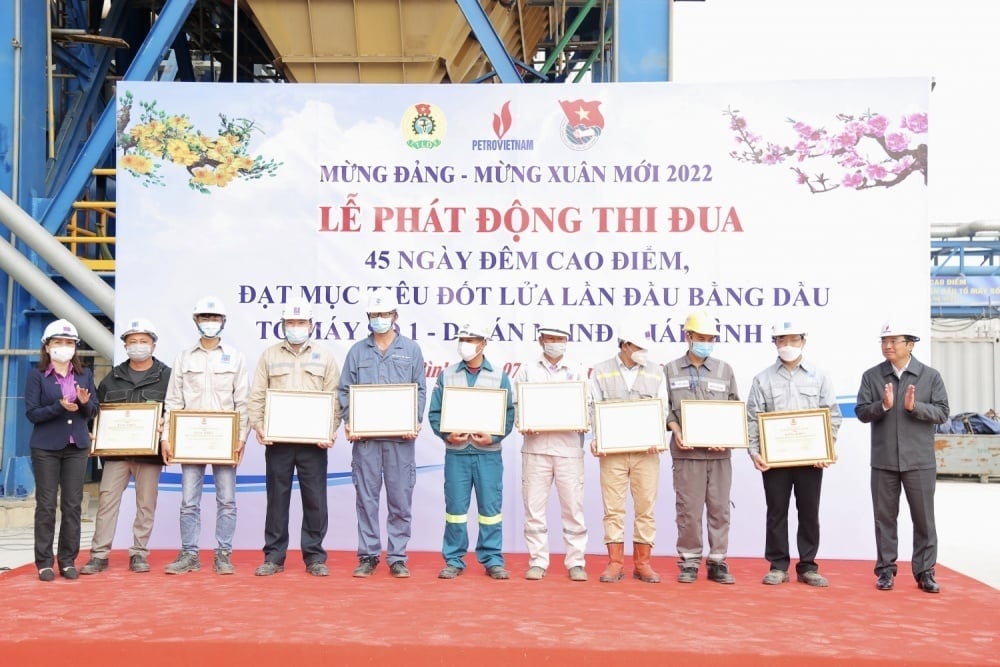 Lãnh đạo Tập đoàn, Công đoàn Petrovietnam biểu dương các tập thể xuất sắc trong phong trào thi đua trên công trường NMNĐ Thái Bình 2.Ảnh: Trúc Lâm. Lãnh đạo Tập đoàn, Công đoàn Petrovietnam biểu dương các tập thể xuất sắc trong phong trào thi đua trên công trường NMNĐ Thái Bình 2.Ảnh: Trúc Lâm.