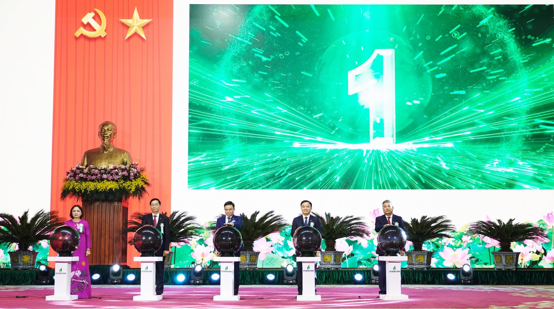 Lãnh đạo Tập đoàn Petrovietnam và khách mời thực hiện Nghi thức phát động thi đua trong giai đoạn 2025 - 2030. Ảnh: Hồng Thắm.
