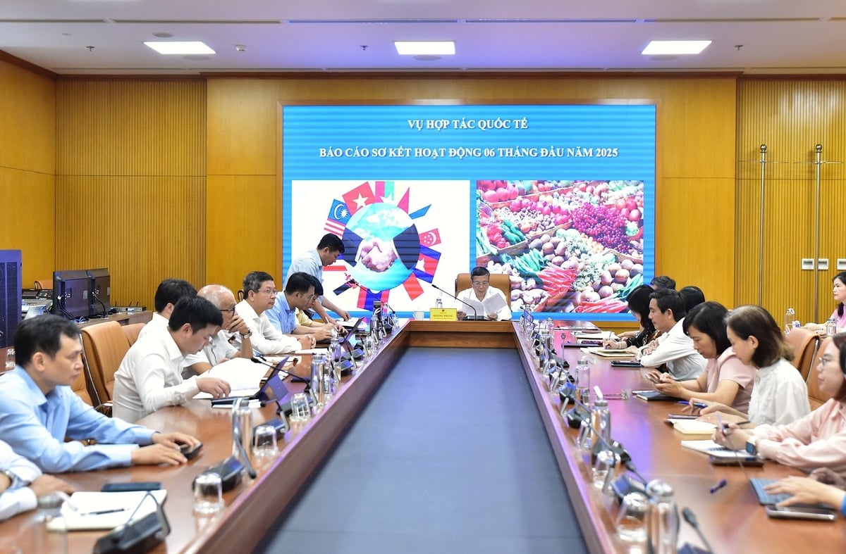 Ngày 1/8, Thứ trưởng Bộ Nông nghiệp và Môi trường Hoàng Trung chủ trì cuộc họp tổng kết công tác hoạt động 6 tháng đầu năm 2025 của Vụ Hợp tác quốc tế. Ảnh: Kiều Chi. Ngày 1/8, Thứ trưởng Bộ Nông nghiệp và Môi trường Hoàng Trung chủ trì cuộc họp tổng kết công tác hoạt động 6 tháng đầu năm 2025 của Vụ Hợp tác quốc tế. Ảnh: Kiều Chi.