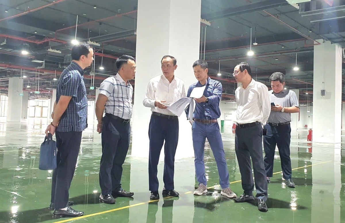 Thứ trưởng Phùng Đức Tiến (thứ 3 từ trái sang) kiểm tra mặt bằng khu Triển lãm Thành tựu ngành Nông nghiệp và Môi trường tại Trung tâm Hội chợ Triển lãm Quốc gia. Ảnh: Xuân Vũ.