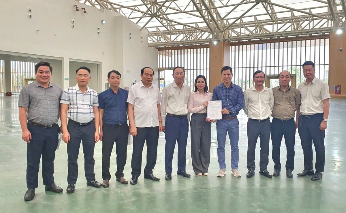 Thứ trưởng Phùng Đức Tiến chứng kiến ký biên bản bàn giao mặt bằng khu Triển lãm Thành tựu ngành Nông nghiệp và Môi trường. Ảnh: Xuân Vũ.