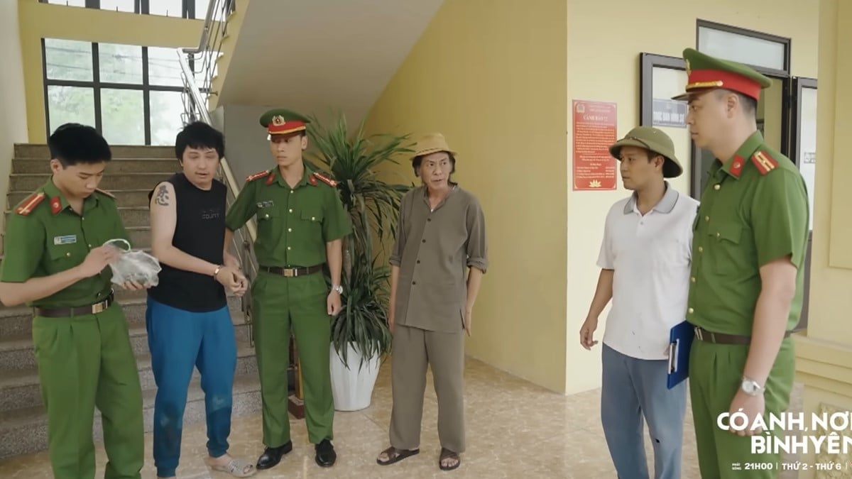Huy nghi ngờ gói xôi có dấu hiệu lạ nên yêu cầu kiểm tra. Ảnh CMH Huy nghi ngờ gói xôi có dấu hiệu lạ nên yêu cầu kiểm tra. Ảnh CMH