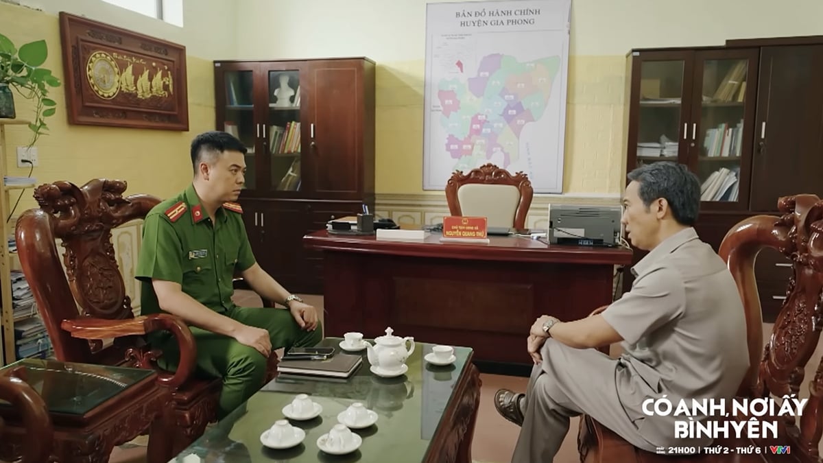 Ông Thứ nhắc nhở Huy về cách ứng xử. Ảnh CMH Ông Thứ nhắc nhở Huy về cách ứng xử. Ảnh CMH