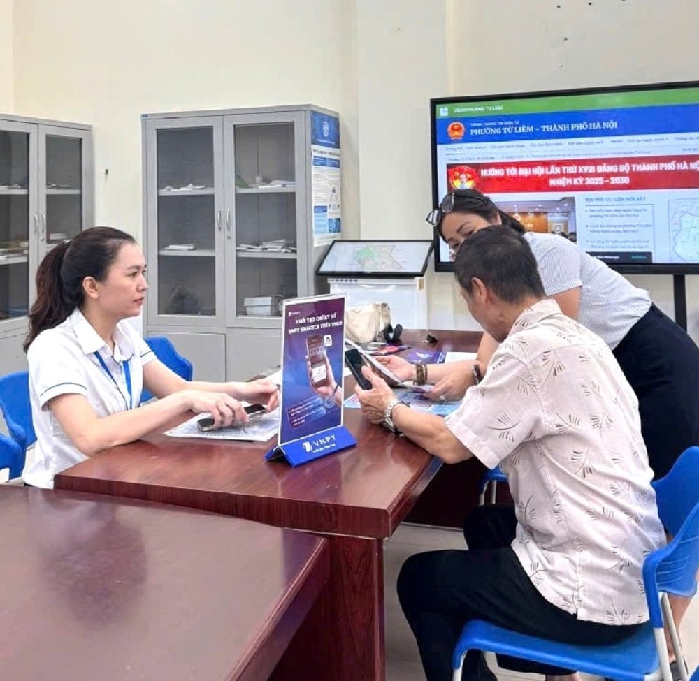 Người dân thực hiện thủ tục hành chính tại Điểm Phục vụ hành chính công. Ảnh: TTHCC Hà Nội. Người dân thực hiện thủ tục hành chính tại Điểm Phục vụ hành chính công. Ảnh: TTHCC Hà Nội.