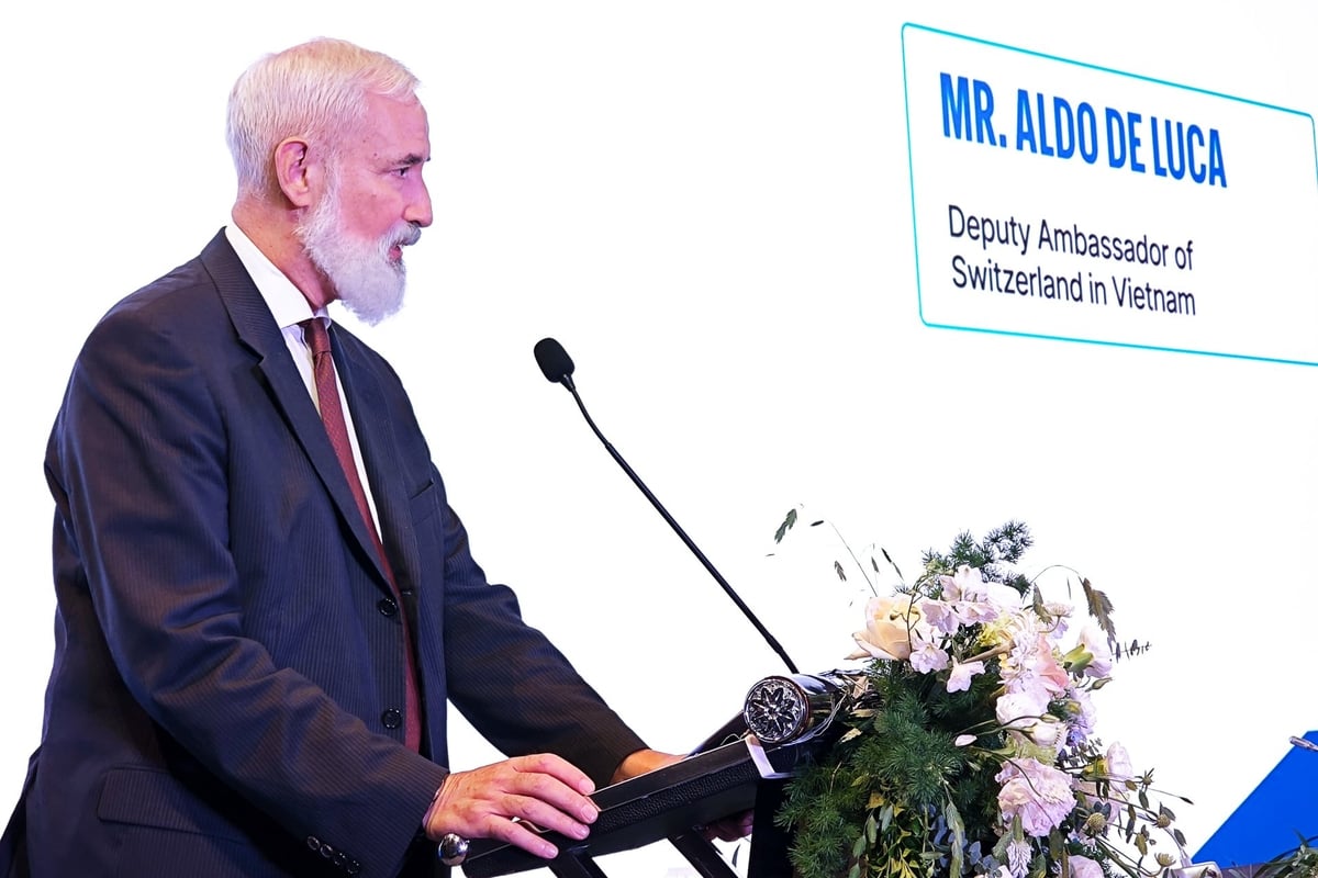 Ông Aldo de Luca, Phó Đại sứ Thụy Sĩ tại Việt Nam phát biểu tại lễ tổng kết. Ảnh: Tùng Đinh. Ông Aldo de Luca, Phó Đại sứ Thụy Sĩ tại Việt Nam phát biểu tại lễ tổng kết. Ảnh: Tùng Đinh.