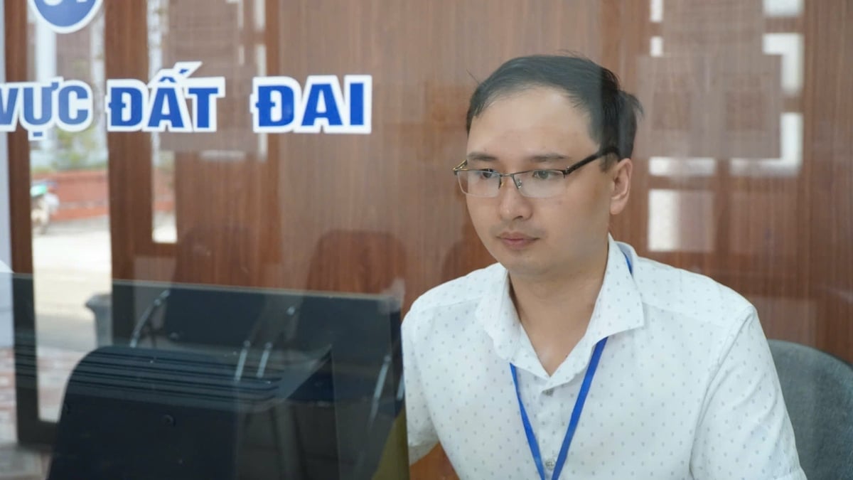 Anh Nam mới nhậm chức từ 1/7, vẫn đang 'vừa làm, vừa học' để đáp ứng những yêu cầu của công việc. Ảnh: Đức Bình. Anh Nam mới nhậm chức từ 1/7, vẫn đang 'vừa làm, vừa học' để đáp ứng những yêu cầu của công việc. Ảnh: Đức Bình.
