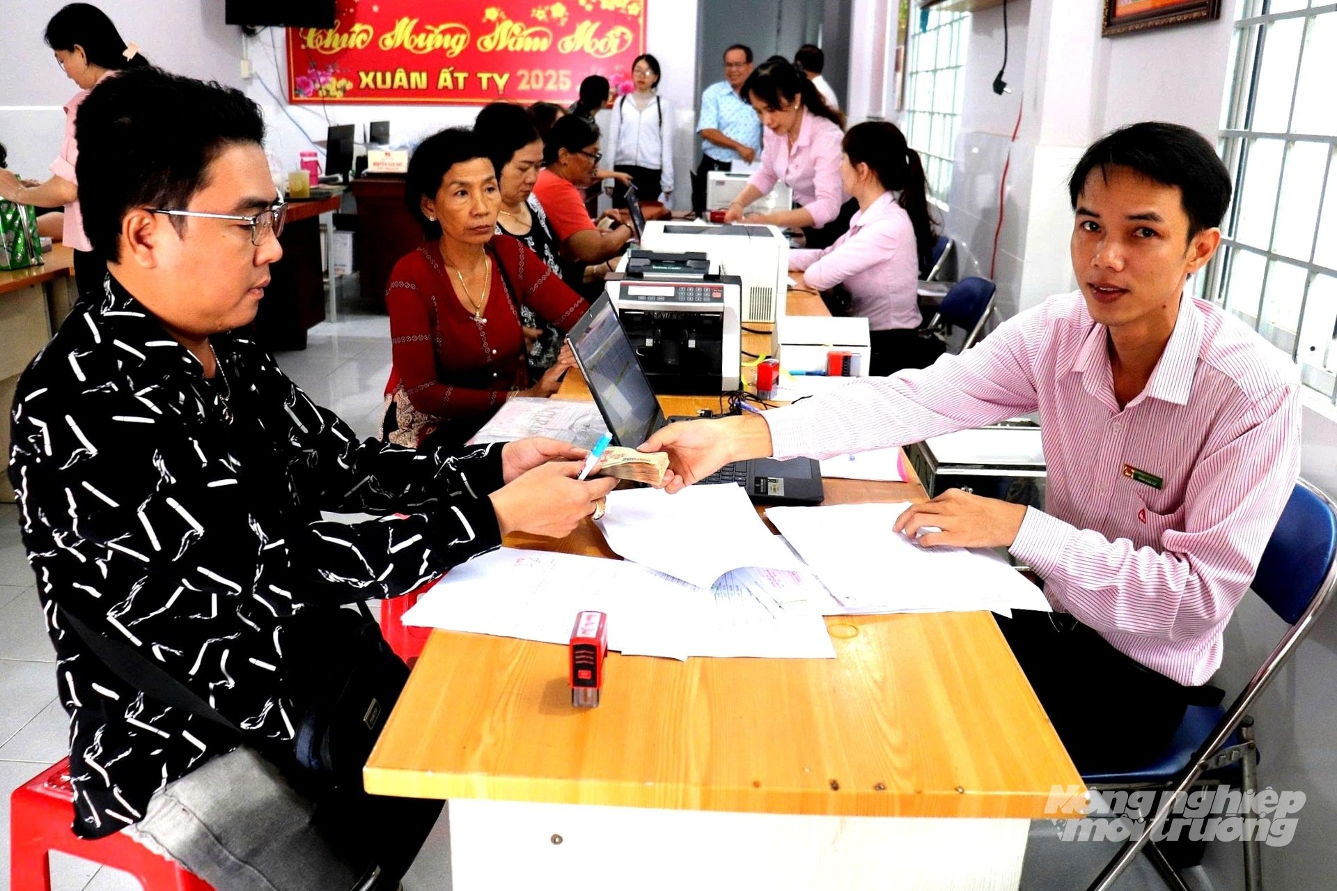 Cán bộ tín dụng Ngân hàng Chính sách xã hội chi nhánh An Giang về tận xã phát vay, giúp người dân dễ dàng tiếp cận nguồn vốn vay ưu đãi, đầu tư phát triển sản xuất, thoát nghèo bền vững. Ảnh: Trung Chánh. Cán bộ tín dụng Ngân hàng Chính sách xã hội chi nhánh An Giang về tận xã phát vay, giúp người dân dễ dàng tiếp cận nguồn vốn vay ưu đãi, đầu tư phát triển sản xuất, thoát nghèo bền vững. Ảnh: Trung Chánh.