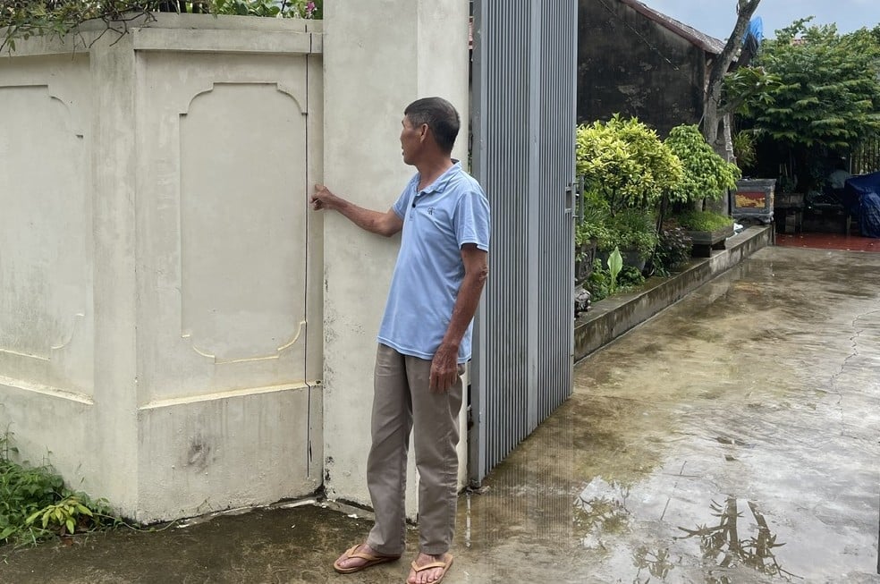 Nhà ông Ngô Văn Hiền cũng tương tự tường đã cắt tường chỉ chờ làm đường phá tường, hiến đất làm đường. Ảnh: Phạm Hoàng.