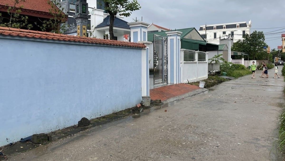 Nhà bà Thi tường 2 màu do đã phá xây lại, còn 1 bờ tường đã cát nhưng xã dừng làm đường lên chưa phá dỡ. Ảnh: Phạm Hoàng. 