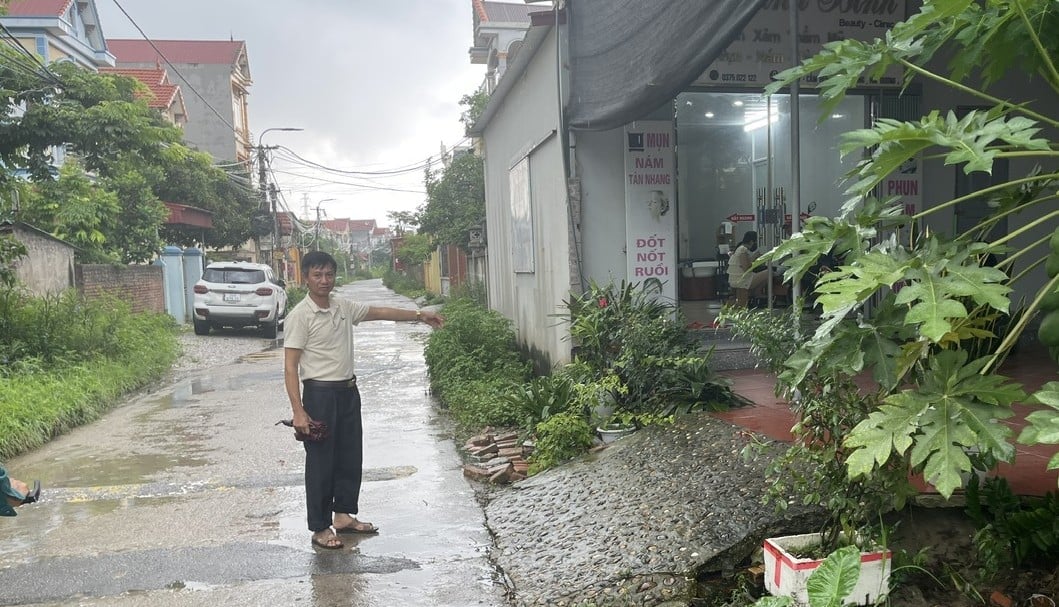 Người dân thôn Đức Hỷ đang mong chờ con đường mới, khi đã thực hiện nghiêm chủ trương. Ảnh: Phạm Hoàng. 