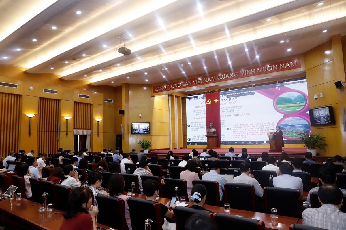 Hội nghị tập huấn toàn quốc về phân cấp, phân quyền, phân định thẩm quyền trong lĩnh vực đất đai do Bộ Nông nghiệp và Môi trường tổ chức được kết nối với hơn 3.400 điểm cầu trên toàn quốc. Ảnh: Khương Trung. Hội nghị tập huấn toàn quốc về phân cấp, phân quyền, phân định thẩm quyền trong lĩnh vực đất đai do Bộ Nông nghiệp và Môi trường tổ chức được kết nối với hơn 3.400 điểm cầu trên toàn quốc. Ảnh: Khương Trung.