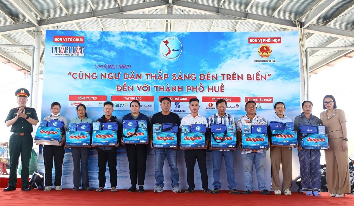 Chương trình ‘Cùng ngư dân thắp sáng đèn trên biển’ đến với TP Huế. Ảnh: V.D Chương trình ‘Cùng ngư dân thắp sáng đèn trên biển’ đến với TP Huế. Ảnh: V.D
