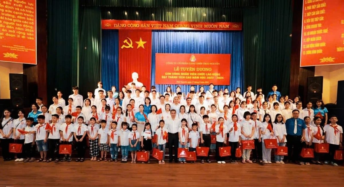 TISCO tuyên dương các con em công nhân viên chức người lao động đạt thành tích cao trong năm học. Ảnh: TISCO. TISCO tuyên dương các con em công nhân viên chức người lao động đạt thành tích cao trong năm học. Ảnh: TISCO.