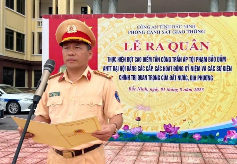 Thượng tá Ngô Quang Tuấn, Trưởng phòng CSGT tỉnh Bắc Ninh phát biểu chỉ đạo lễ ra quân. Ảnh: Phòng CSGT tỉnh Bắc Ninh. Thượng tá Ngô Quang Tuấn, Trưởng phòng CSGT tỉnh Bắc Ninh phát biểu chỉ đạo lễ ra quân. Ảnh: Phòng CSGT tỉnh Bắc Ninh.