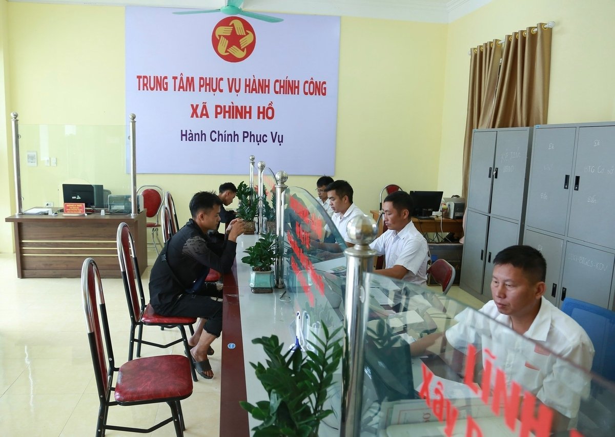 Người dân đến Trung tâm Phục vụ hành chính công của xã đều được hướng dẫn nhiệt tình. Ảnh: Thanh Ngà Người dân đến Trung tâm Phục vụ hành chính công của xã đều được hướng dẫn nhiệt tình. Ảnh: Thanh Ngà