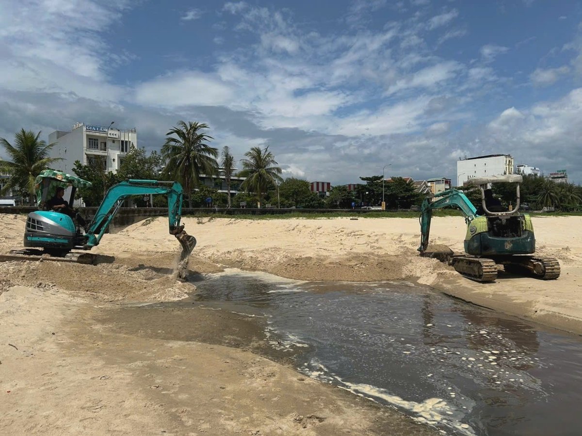 Tiến hành san gạt lấp lại các dòng nước thải đổ thẳng ra biển. Ảnh: Lan Anh. Tiến hành san gạt lấp lại các dòng nước thải đổ thẳng ra biển. Ảnh: Lan Anh.