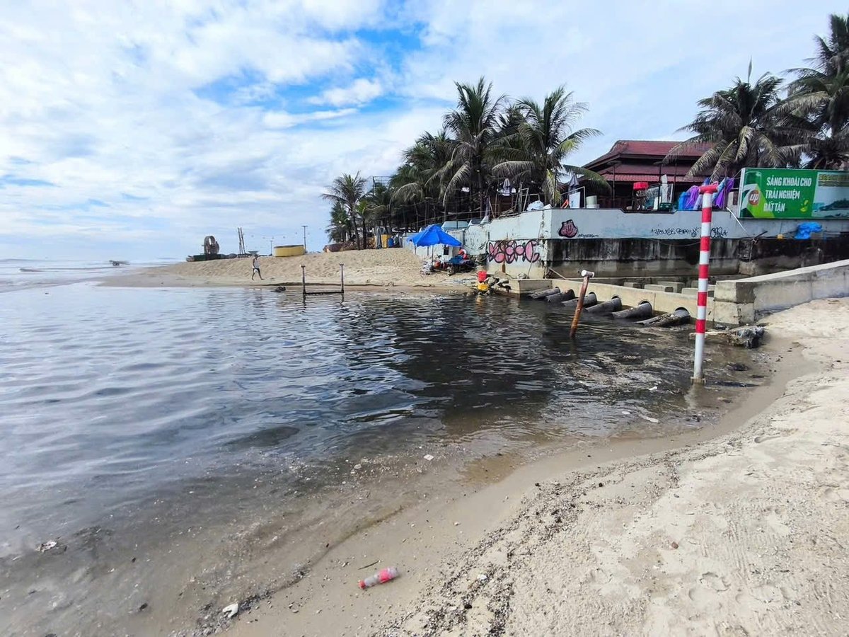 Thực trạng nước thải tràn ra biển sau mỗi trận mưa lớn không phải là chuyện mới. Ảnh: CTV. Thực trạng nước thải tràn ra biển sau mỗi trận mưa lớn không phải là chuyện mới. Ảnh: CTV.
