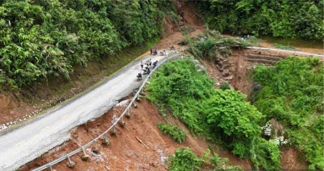 Sạt lở đất trên quốc lộ 12, tỉnh Điện Biên khiến công tác cứu hộ gặp nhiều khó khăn. Ảnh: Quàng Đạt. Sạt lở đất trên quốc lộ 12, tỉnh Điện Biên khiến công tác cứu hộ gặp nhiều khó khăn. Ảnh: Quàng Đạt.