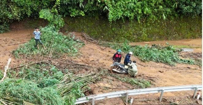 Sạt lở đất khiến giao thông bị đình trệ, di chuyển khó khăn. Ảnh: Hoàng Châu. Sạt lở đất khiến giao thông bị đình trệ, di chuyển khó khăn. Ảnh: Hoàng Châu.
