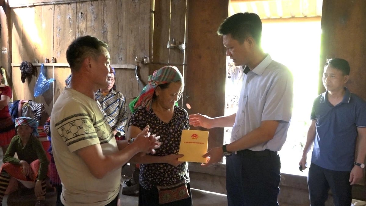 Phó Chủ tịch UBND tỉnh Lào Cai Nguyễn Thế Phước cùng lãnh đạo chính quyền địa phương đã trực tiếp đến thăm hỏi, động viên các gia đình nạn nhân. Ảnh: Phan Tuấn. Phó Chủ tịch UBND tỉnh Lào Cai Nguyễn Thế Phước cùng lãnh đạo chính quyền địa phương đã trực tiếp đến thăm hỏi, động viên các gia đình nạn nhân. Ảnh: Phan Tuấn.
