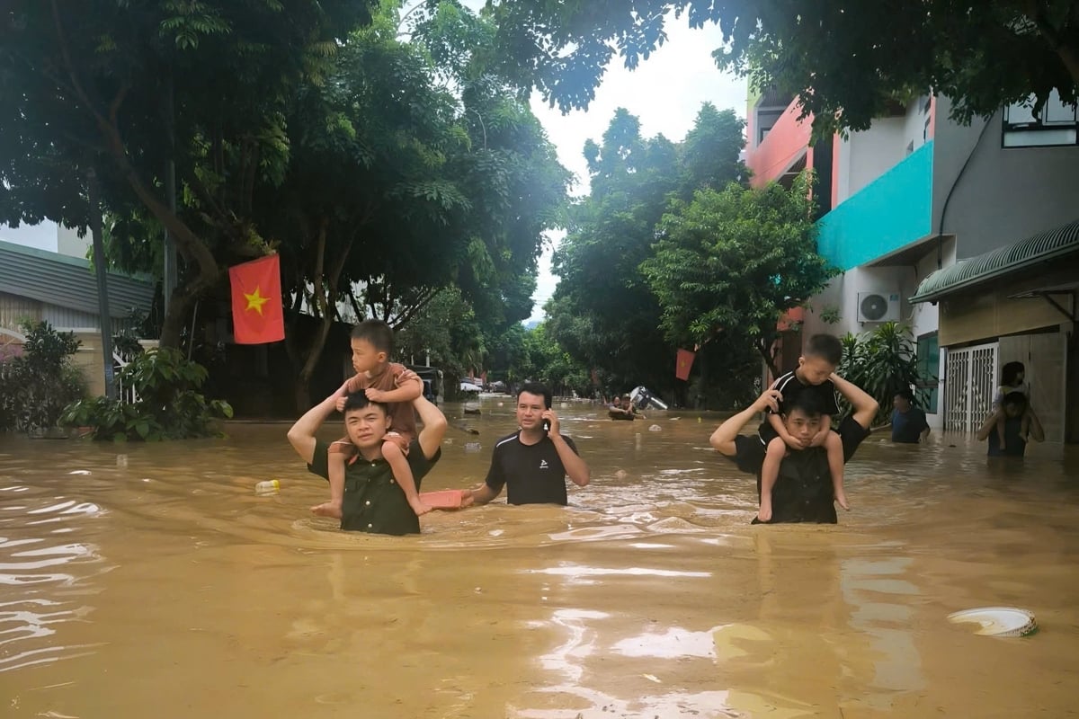 Các lực lượng chức năng hỗ trợ di dời người dân đến nơi an toàn. Ảnh: Công an tỉnh Sơn La.