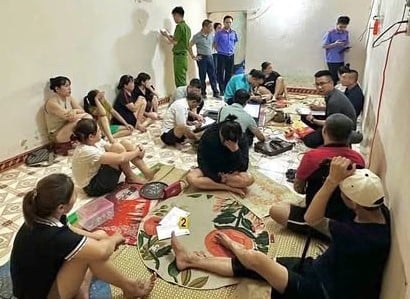 Ổ cờ bạc ăn thua nhau dưới tầng hầm nhà số 83, đường Trần Hưng Đạo. Ảnh: Công an phường Hòa Bình. Ổ cờ bạc ăn thua nhau dưới tầng hầm nhà số 83, đường Trần Hưng Đạo. Ảnh: Công an phường Hòa Bình.