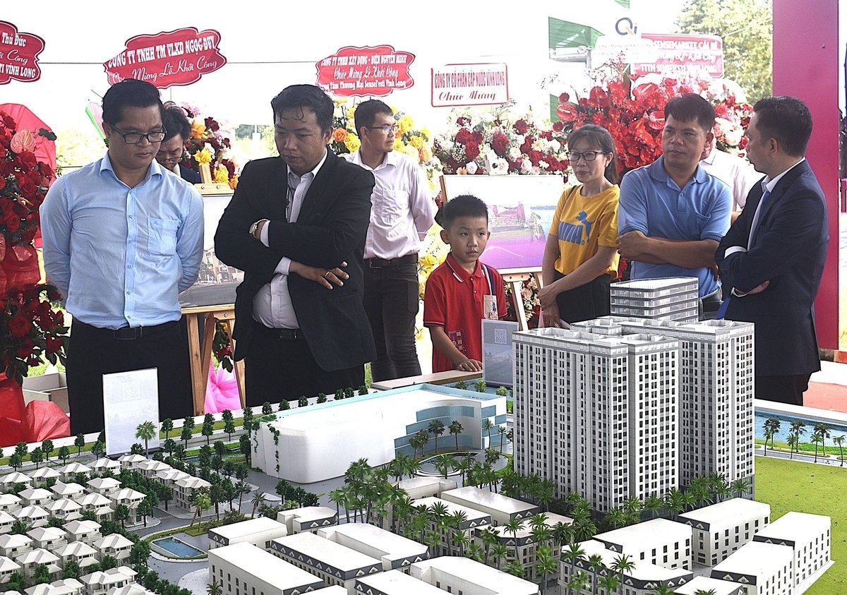 Đại biểu tham quan mô hình dự án Gateway City, trong đó có Trung tâm thương mại SensFessti Vĩnh Long. Ảnh: Minh Đảm. Đại biểu tham quan mô hình dự án Gateway City, trong đó có Trung tâm thương mại SensFessti Vĩnh Long. Ảnh: Minh Đảm.