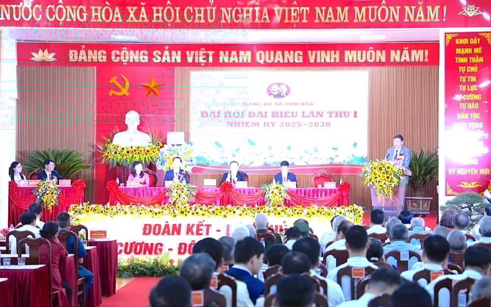 Đoàn Chủ tịch Đại hội đại biểu Đảng bộ xã Dân Hòa. Ảnh: Hoàng Điệp. Đoàn Chủ tịch Đại hội đại biểu Đảng bộ xã Dân Hòa. Ảnh: Hoàng Điệp.