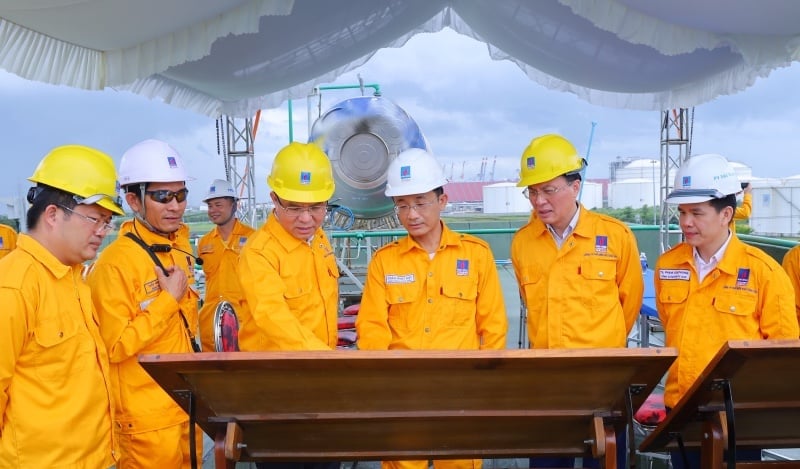 Trong suốt 50 năm qua cùng với quyết tâm chính trị 'Một đội ngũ – Một mục tiêu', toàn thể Petrovietnam đã đoàn kết, chung lòng thực hiện hiệu quả quản trị biến động công cuộc tái tạo kép. Ảnh: Petrovietnam.