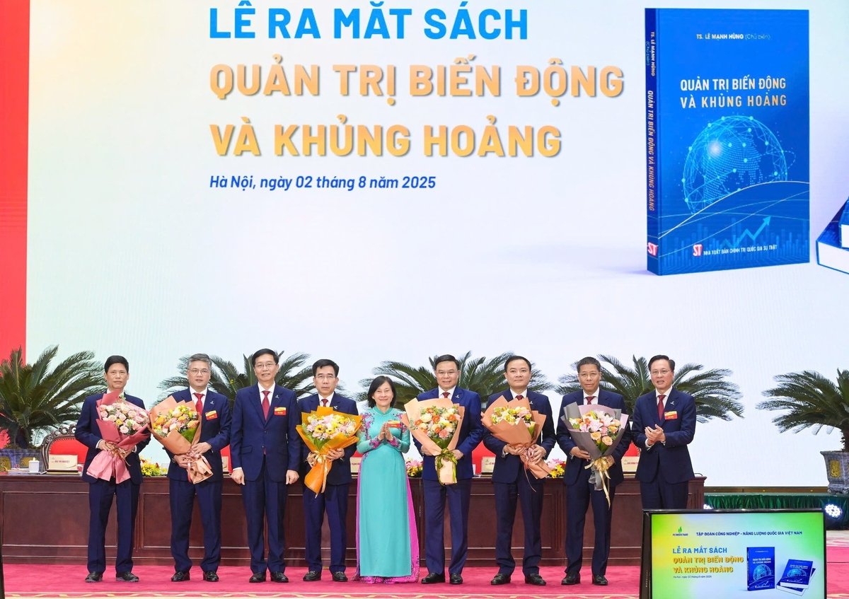 Các đồng chí trong Đoàn Chủ tịch Đại hội tặng hoa chúc mừng TS. Lê Mạnh Hùng và tập thể các tác giả. Ảnh: Petrovietnam. Các đồng chí trong Đoàn Chủ tịch Đại hội tặng hoa chúc mừng TS. Lê Mạnh Hùng và tập thể các tác giả. Ảnh: Petrovietnam.