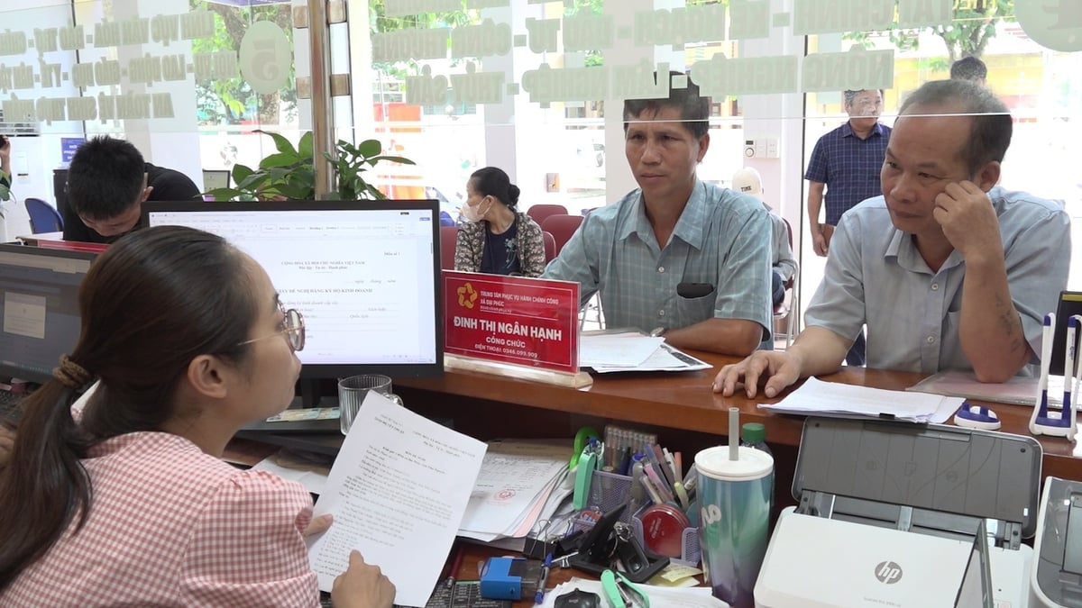 Ông Phạm Văn Chi (ngoài cùng bên phải) tới làm việc tại Trung tâm Phục vụ hành chính công cấp xã Đại Phúc. Ảnh: Quang Linh. Ông Phạm Văn Chi (ngoài cùng bên phải) tới làm việc tại Trung tâm Phục vụ hành chính công cấp xã Đại Phúc. Ảnh: Quang Linh.