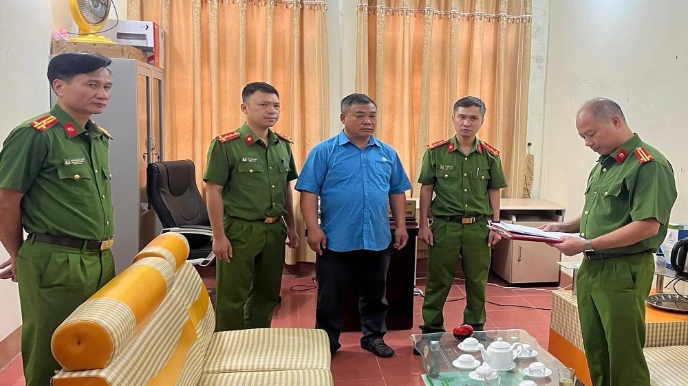 Công an tỉnh Lào Cai công bố các quyết định khởi tố đối với nguyên Chủ tịch phường Sa Pả Nguyễn Bá Nguyên. Ảnh: Công an tỉnh Lào Cai. Công an tỉnh Lào Cai công bố các quyết định khởi tố đối với nguyên Chủ tịch phường Sa Pả Nguyễn Bá Nguyên. Ảnh: Công an tỉnh Lào Cai.