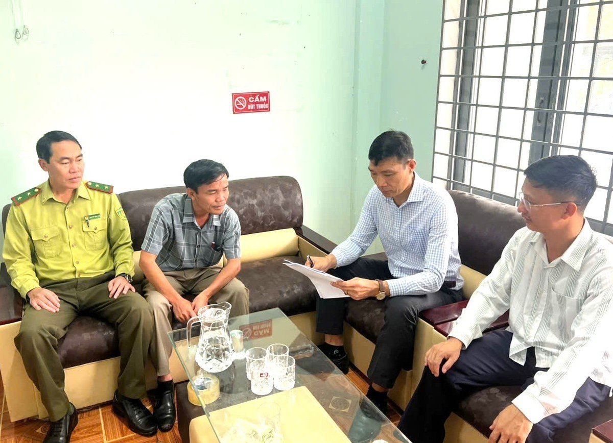 Ông Phạm Xuân Quang (cầm văn bản) cùng cán bộ xã Măng Ri nói không với thuốc lá nơi công sở. Ảnh: Tuấn Anh.