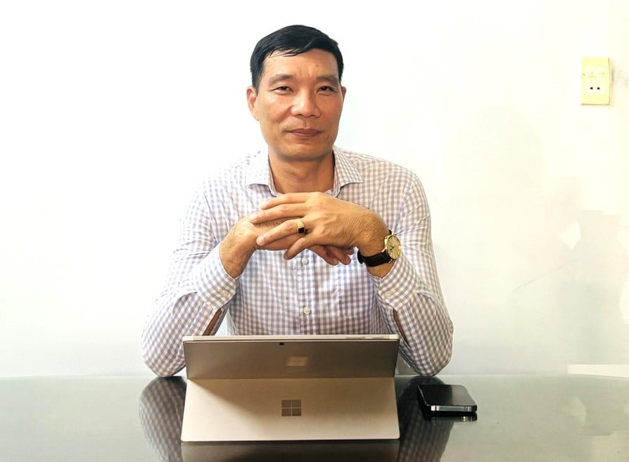 Ông Phạm Xuân Quang, Chủ tịch UBND xã Măng Ri chia sẻ với Báo Nông nghiệp và Môi trường về việc nói không với thuốc lá nơi công sở. Ảnh: Tuấn Anh.