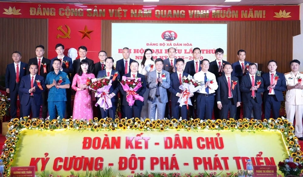 Phó Chủ tịch UBND thành phố Hà Nội Dương Đức Tuấn và Phó Trưởng ban Thường trực Ban Tuyên giáo và Dân vận Thành ủy Hà Nội Vũ Hà tặng hoa, chúc mừng Ban Chấp hành Đảng bộ xã Dân Hòa. Ảnh: Hoàng Điệp. Phó Chủ tịch UBND thành phố Hà Nội Dương Đức Tuấn và Phó Trưởng ban Thường trực Ban Tuyên giáo và Dân vận Thành ủy Hà Nội Vũ Hà tặng hoa, chúc mừng Ban Chấp hành Đảng bộ xã Dân Hòa. Ảnh: Hoàng Điệp.