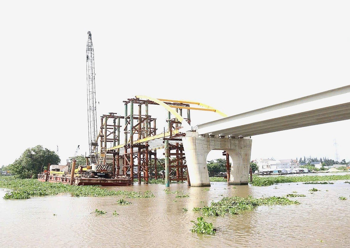 Phó Chủ tịch Quốc hội Lê Minh Hoan yêu cầu tập trung tháo gỡ vướng mắc, sớm hoàn thành giải phóng mặt bằng, đẩy nhanh tiến độ thi công Dự án đường Hồ Chí Minh qua An Giang và Cà Mau, nhất là các hạng mục không còn vướng như cầu, cống. Ảnh: CTV. Phó Chủ tịch Quốc hội Lê Minh Hoan yêu cầu tập trung tháo gỡ vướng mắc, sớm hoàn thành giải phóng mặt bằng, đẩy nhanh tiến độ thi công Dự án đường Hồ Chí Minh qua An Giang và Cà Mau, nhất là các hạng mục không còn vướng như cầu, cống. Ảnh: CTV.
